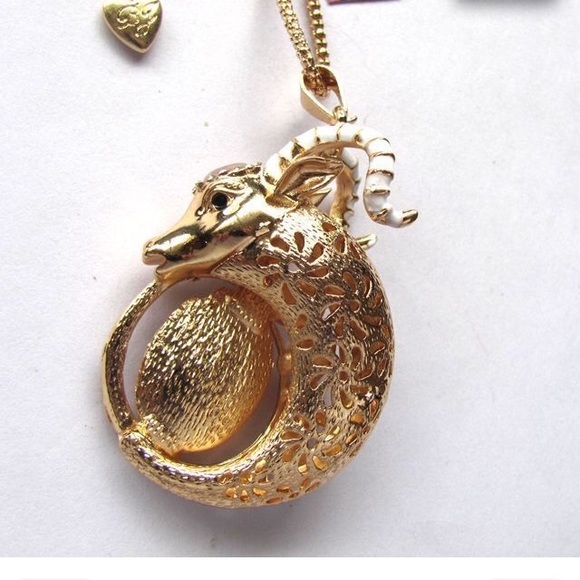 Gina's closet White enamel Sheep Pendant necklace - Picture 3 of 4