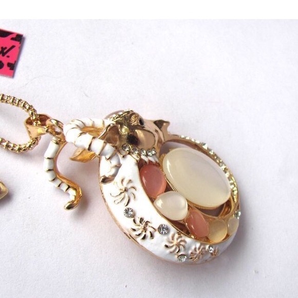 Gina's closet White enamel Sheep Pendant necklace - Picture 4 of 4