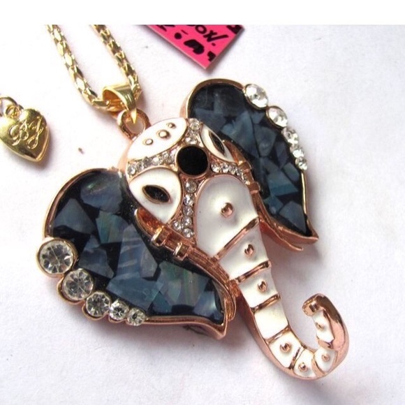 Gina's ClosetElephant pendant Necklace - Picture 2 of 3