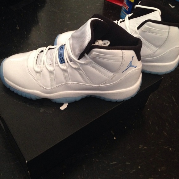 Jordan 11 legend blue size 7y /8.5 women's