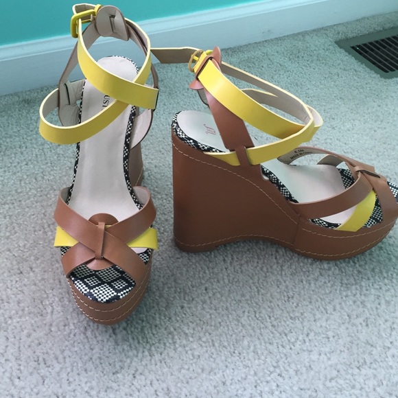 Shoes - Yellow and brown wedges