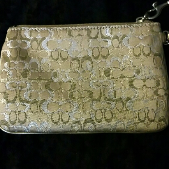 💯 COACH WRISTLET, Tan w Metallic Accented Print - Picture 3 of 4