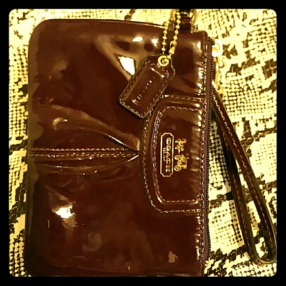 Coach Handbags - 💯 COACH WRISTLET, Merlot Patent Leather (NWOT)