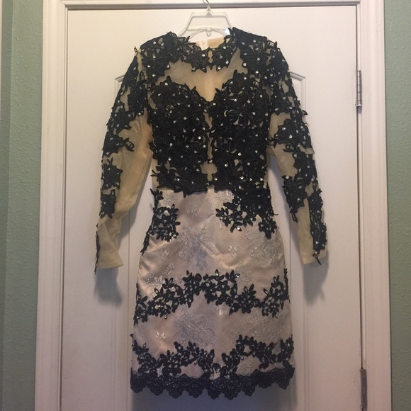 Lace black and nude bodycon dress - Picture 2 of 3