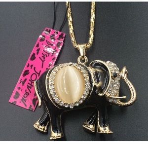 Gina's ClosetShiningElephant Pendant Necklace