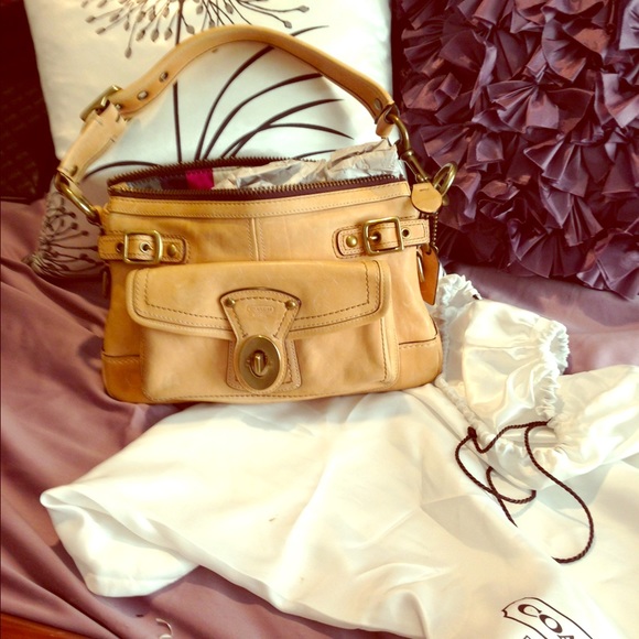 AUTHENTIC Coach leather shoulder bag