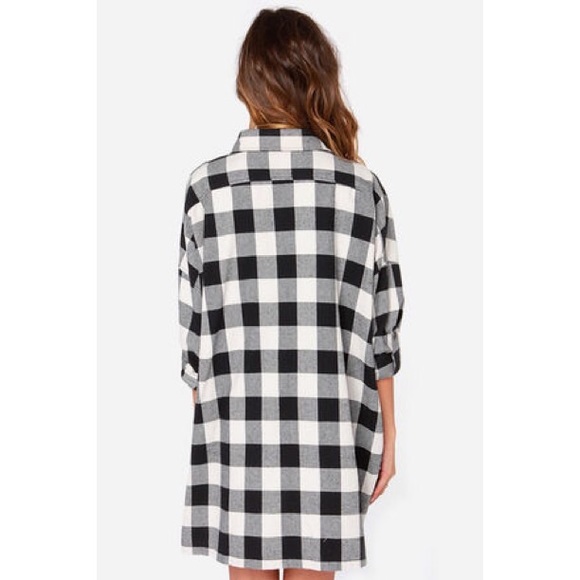 ✖️SOLD✖️Oversized Black & Ivory Plaid Shirt Dress - Picture 3 of 4