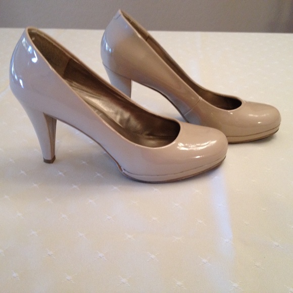 Beige pumps with small platform. Patent leather.