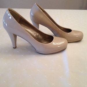 Beige pumps with small platform. Patent leather.