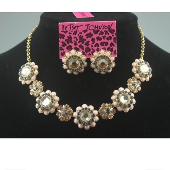 Gina's closet 2 piece set Necklace and earrings