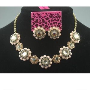 Gina's closet 2 piece set Necklace and earrings