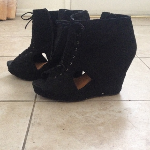 ️❗️SOLD❗️Black lace up wedge booties
