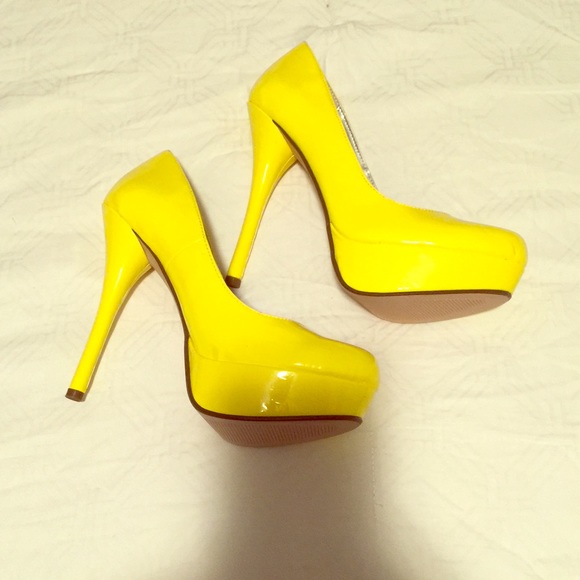 NEON yellow platform heels!!! 👍☝️🌟