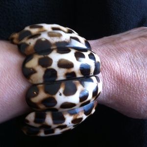 HOLDING 😍Hand crafted and painted bracelet.