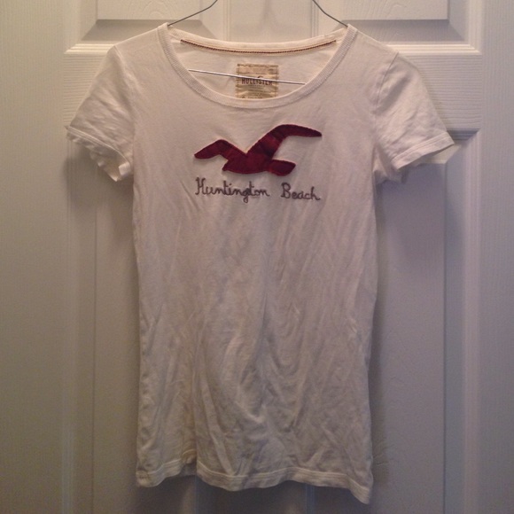 white hollister t shirt