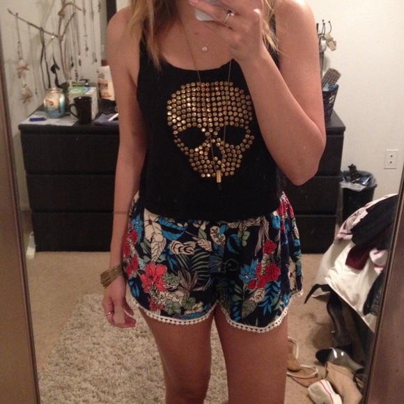 ❗️️SOLD❗️Black crop with gold skull💀✨