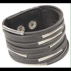 ⭕️Reserved⭕️ Cute Black Leather Snap Bracelet