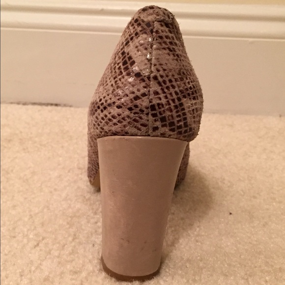Snake skin pattern pumps - Picture 3 of 4