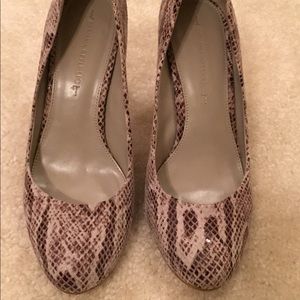Snake skin pattern pumps