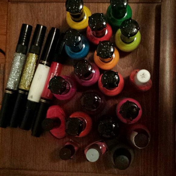 Nail polish es  and nail designers