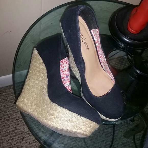 Cute black plain wedges!!