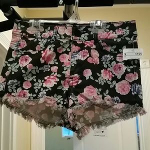 @simply_rachel8p  Floral high wasted shorts