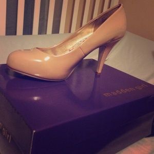 Madden nude pumps( never been worn)