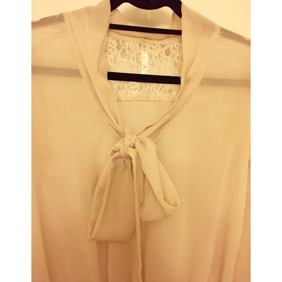 Sheer blouse with bow and lace detail - Picture 3 of 3