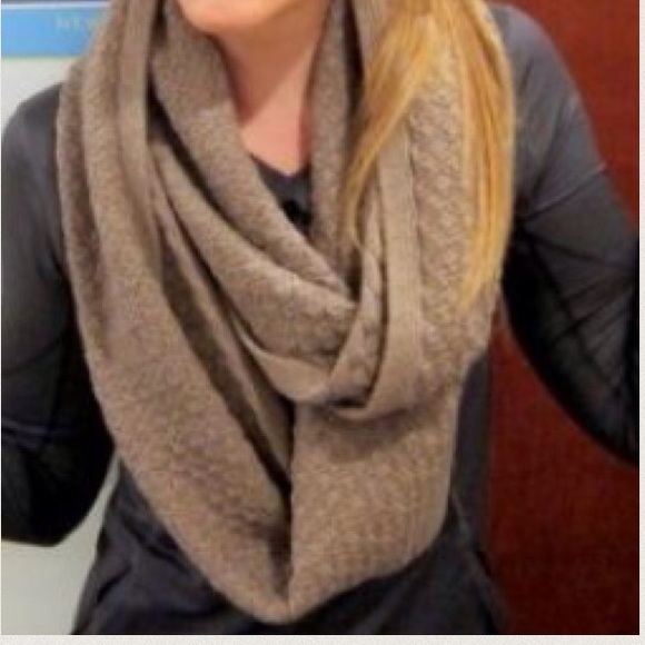 Banana Republic Accessories - NWOT Banana republic scarf