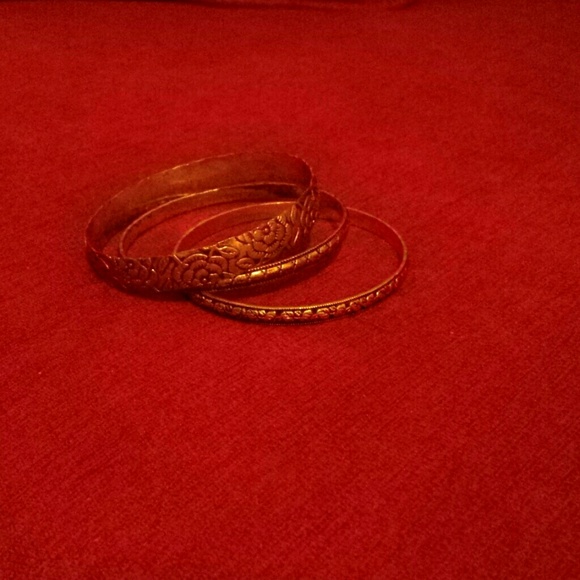 Silver color bangle set