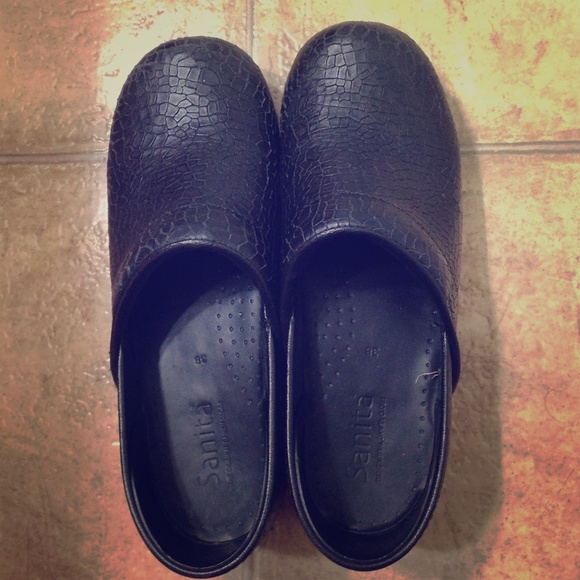 Beautiful Sanita clogs with alligator detail!