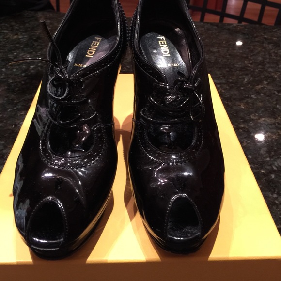 Fendi patent leather shoes. - Picture 2 of 3