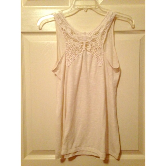🚫 SOLD 🚫 White tank top with knit back