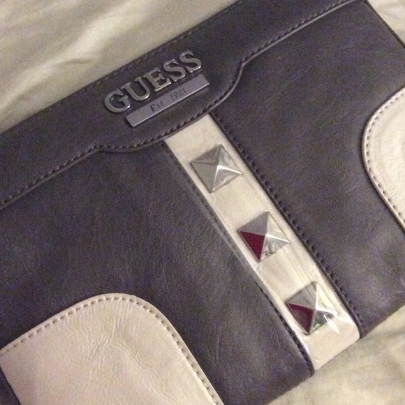 {guess} oversized clutch - Picture 2 of 4