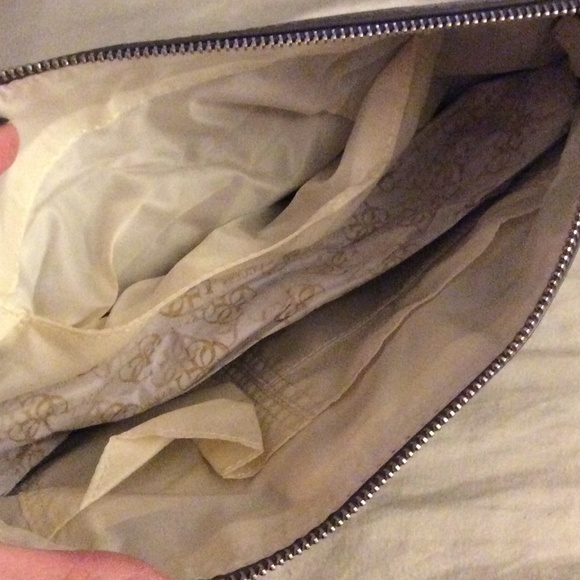 {guess} oversized clutch - Picture 3 of 4