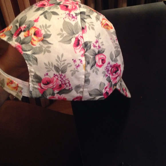 Floral Hat 💕 - Picture 3 of 3