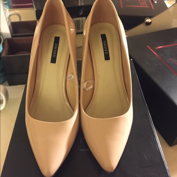 Nude pumps
