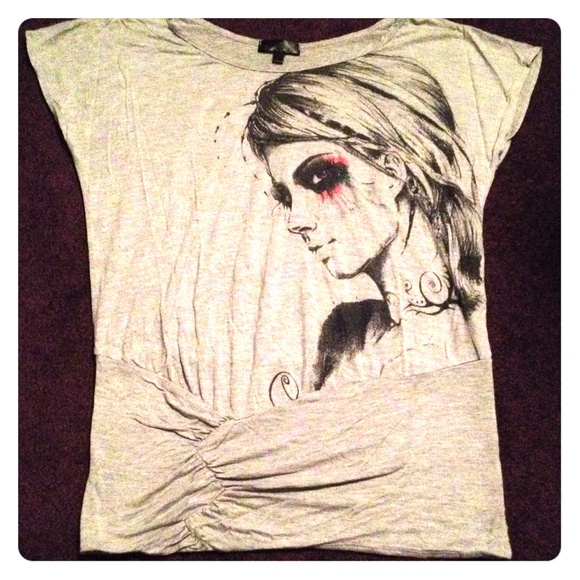 Graphic gray shirt