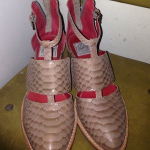 Carina Jeffrey Campbell