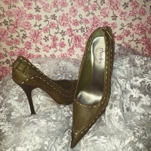 Charles David green leather pump with buckle
