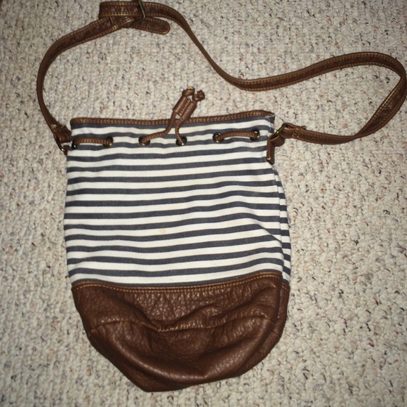 🚫🚫SOLD ON MERC🅰RI🚫🚫Cross body purse