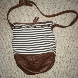 🚫🚫SOLD ON MERC🅰RI🚫🚫Cross body purse