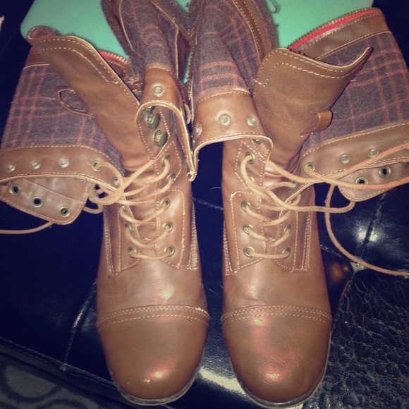 Brown combat boots with plaid interior and zipper!
