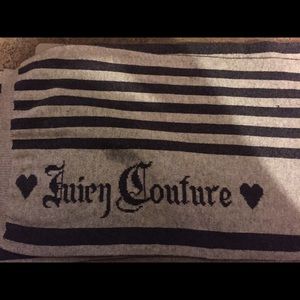 Juicy Couture scarf🎈🎈🎈will bundle make an offer