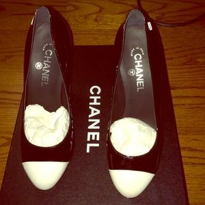 CHANEL black patent leather pumps.