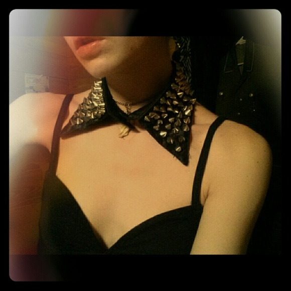 Spiked shirt collar accessory
