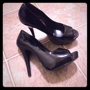 Basic Peep Toe black heels. 🎀👑