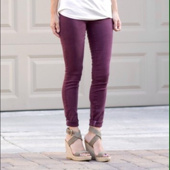 J Brand Denim - 🎉HP🎉 J Brand skinny jeans Lavish wash mid rise