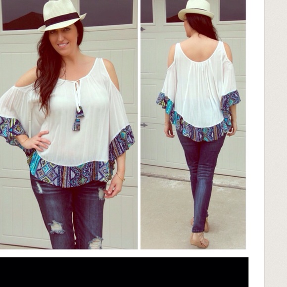 ❌SOLD OUT ❌ 🎉SALE🎉Peekaboo sleeve tunic - Picture 2 of 3