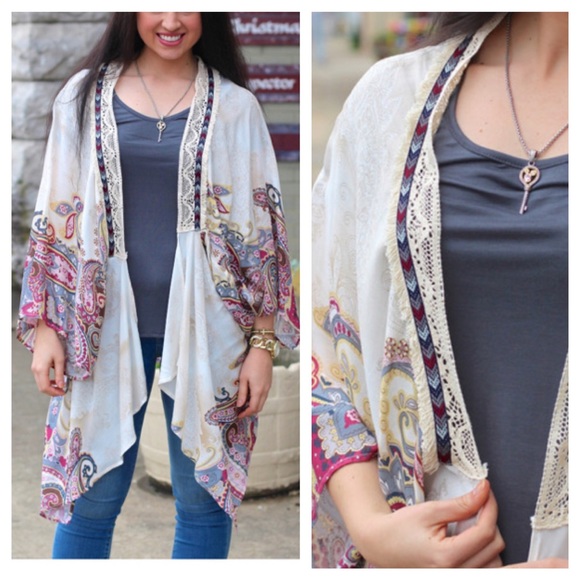 ❌SOLD OUT ❌ Boho paisley fringe Kimono - Picture 2 of 3